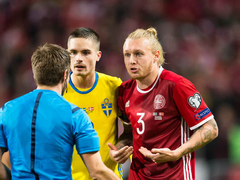 Danmarks Simon Kjär diskuterar ett domslut med domare