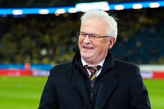 Hans Backe i studion för Kanal 5 och Eurosport