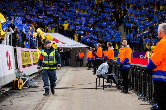 En ordningsvakt och flera publikvärdar