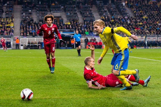 Sveriges Emil Forsberg tar sig förbi Danmarks Thomas