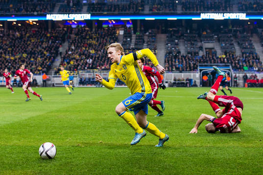 Sveriges Emil Forsberg tar sig förbi Danmarks Thomas