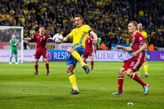 Sveriges Kim Källström och Danmarks Thomas Kahlenberg