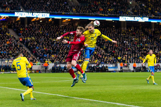 Danmarks Nicklas Bendtner i en nickduell med Sveriges Erik