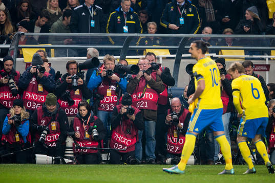 Fotografer tar bilder på Sveriges spelare