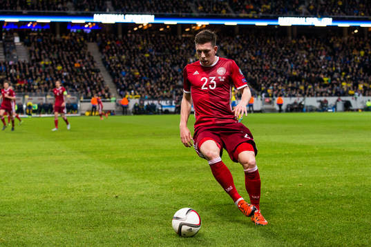 Danmarks Pierre Höjbjerg med bollen