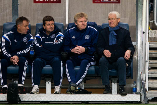 Danmarks förbundskapten Morten Olsen på bänken