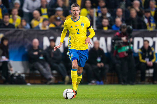 Sveriges Mikael Lustig med bollen