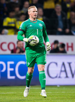 Danmarks målvakt Kasper Schmeichel med bollen