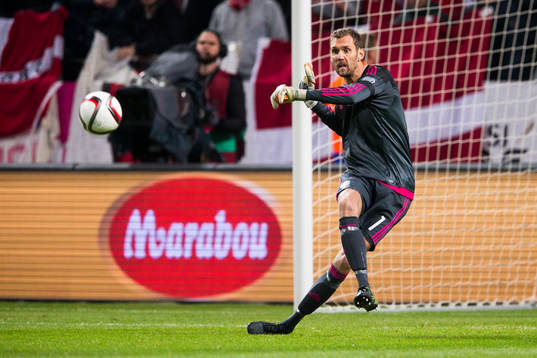 Sveriges målvakt Andreas Isaksson med en utspark