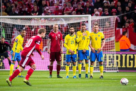 Danmarks Christian Eriksen med en frispark där Danmarks