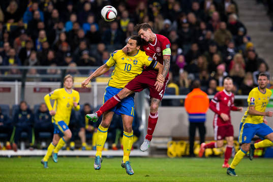 Sveriges Zlatan Ibrahimovic i en nickduell med Danmarks