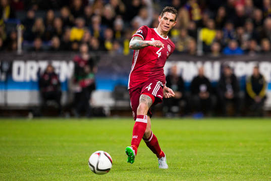 Danmarks Daniel Agger med bollen
