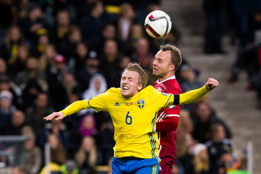 Sveriges Emil Forsberg i en nickduell med Danmarks Lars