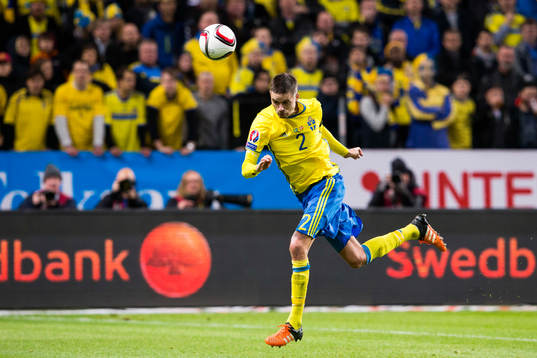 Sveriges Mikael Lustig med en nick
