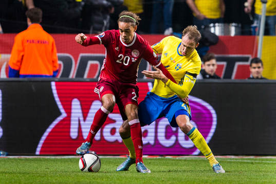 Danmarks Yussuf Poulsen i kamp om bollen med Sveriges