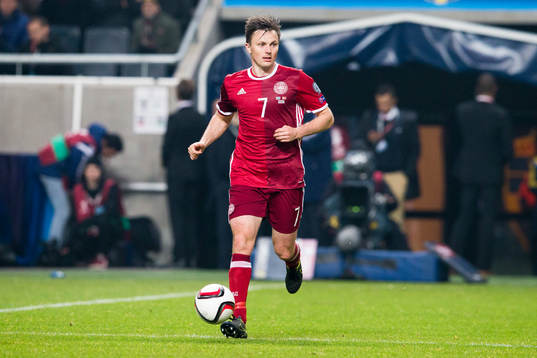 Danmarks William Kvist med bollen