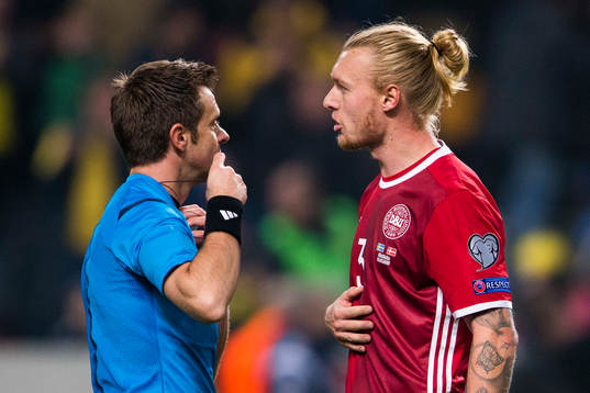 Domare Nicola Rizzoli samtalar med Danmarks Simon Kjär