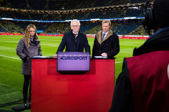 Karin Frick, Hans Backe och Johan Mjällby i studion för