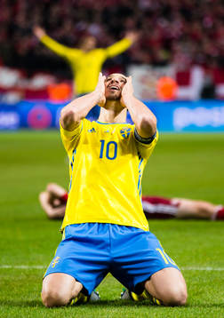 Sveriges Zlatan Ibrahimovic reagerar på ett domslut