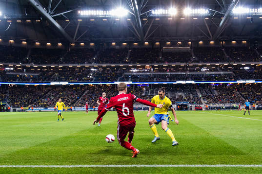 Danmarks Lars Jacobsen och Sveriges Zlatan Ibrahimovic