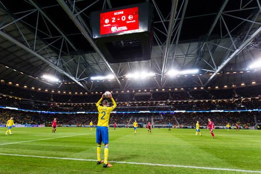 Sveriges Mikael Lustig med ett inkast