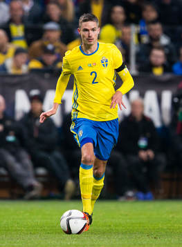 Sveriges Mikael Lustig med bollen