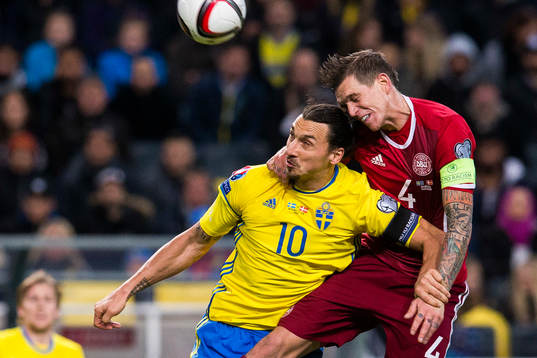 Sveriges Zlatan Ibrahimovic i en nickduell med Danmarks