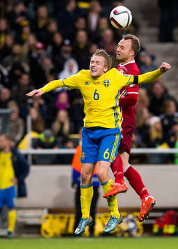 Sveriges Emil Forsberg i en nickduell med Danmarks Lars