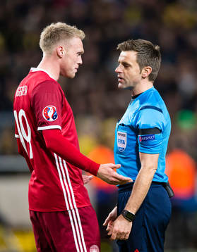 Danmarks Nicolai Jörgensen diskuterar med domare Nicola