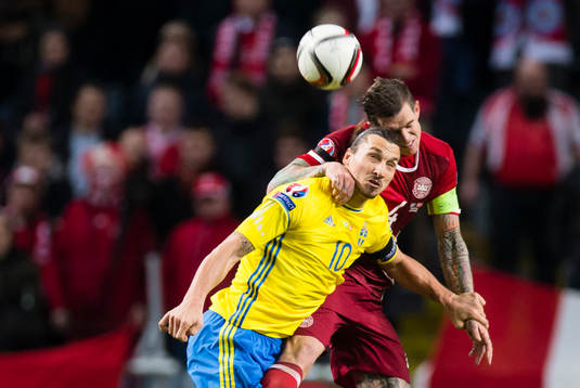 Sveriges Zlatan Ibrahimovic i kamp om bollen med Danmarks