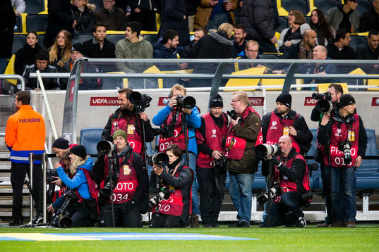 Fotografer väntar på att spelarna ska komma in på plan