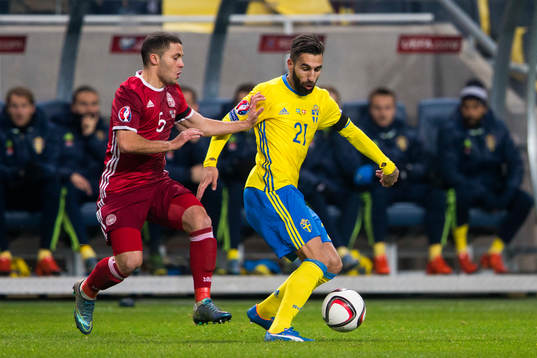 Danmarks Riza Durmisi i kamp om bollen med Sveriges Jimmy