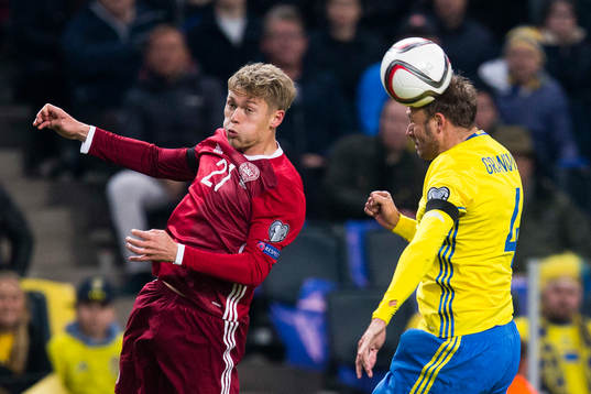 Danmarks Viktor Fischer i en nickduell med Sveriges Andreas