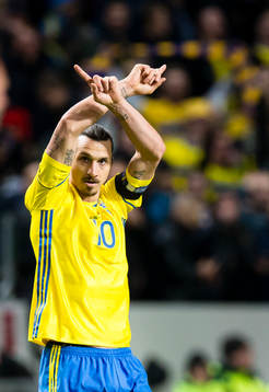 Sveriges Zlatan Ibrahimovic gör ett tecken med händerna