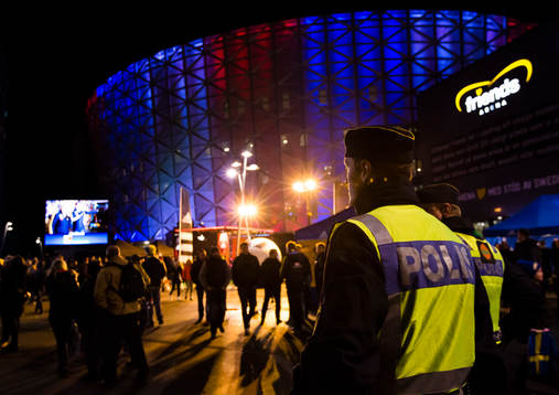 Poliser utanför Friends Arena som färgats i trikolorens