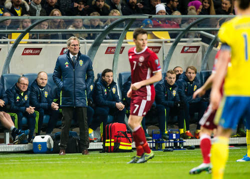 Sveriges förbundskapten Erik Hamrén följer spelet