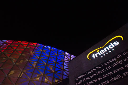 Friends arena är upplyst i Franska flaggans färger