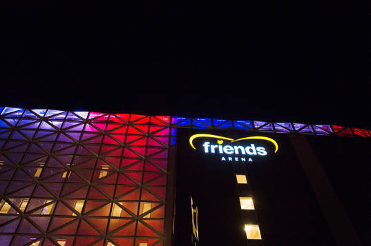 Friends arena är upplyst i Franska flaggans färger