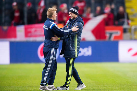 Sveriges John Guidetti kramar om en dansk spelare