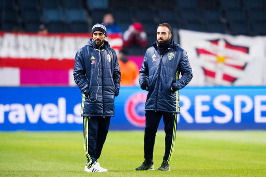 Sveriges Erkan Zengin och Abdul Khalili på planen