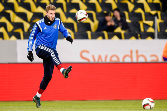 Danmarks Nicklas Bendtner värmer upp före fotbollsmatchen