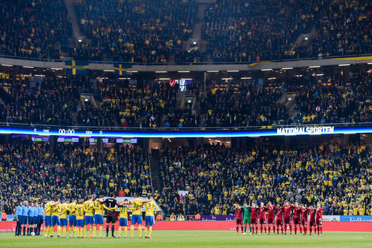 Tyst minut före att hedra offren av gårdagens terrordåd