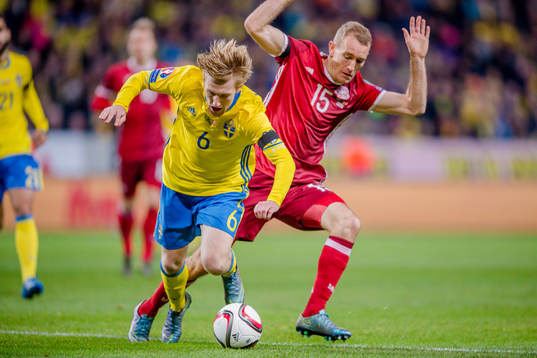 Danmarks Thomas Kahlenberg fäller Sveriges Emil Forsberg i