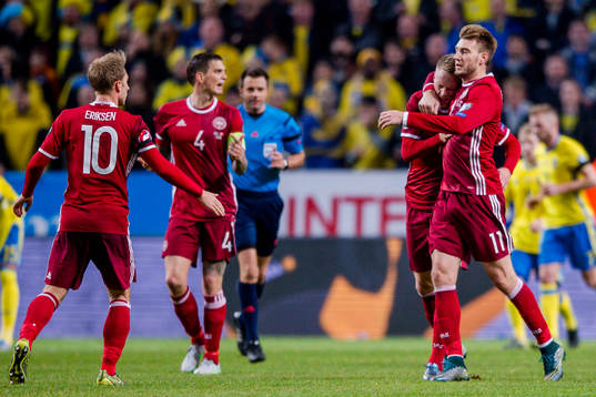 Danmarks Nicolai Jörgensen och Nicklas Bendtner jublar