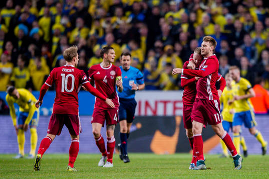 Danmarks Nicolai Jörgensen och Nicklas Bendtner jublar