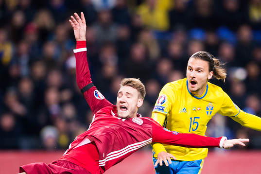 Danmarks Nicklas Bendtner och Sveriges Erik Johansson