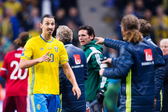 Sveriges Zlatan Ibrahimovic reagerar när han blir utbytt
