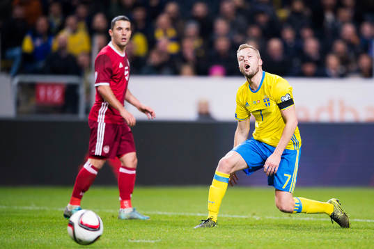 Sveriges Sebastian Larsson deppar