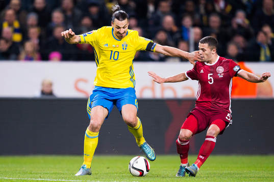 Sveriges Zlatan Ibrahimovic i en duell mot Danmarks Riza