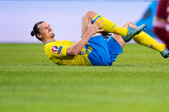 Sveriges Zlatan Ibrahimovic tar sig för benet
